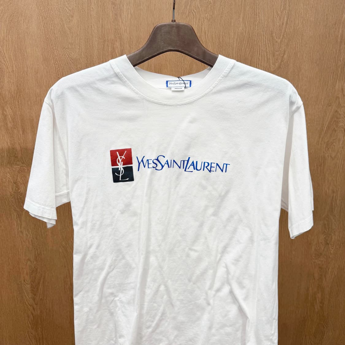 입생로랑 반팔 티셔츠 로고 프린팅 라운드넥 무지 디테일 레귤러핏 화이트 상품이미지4