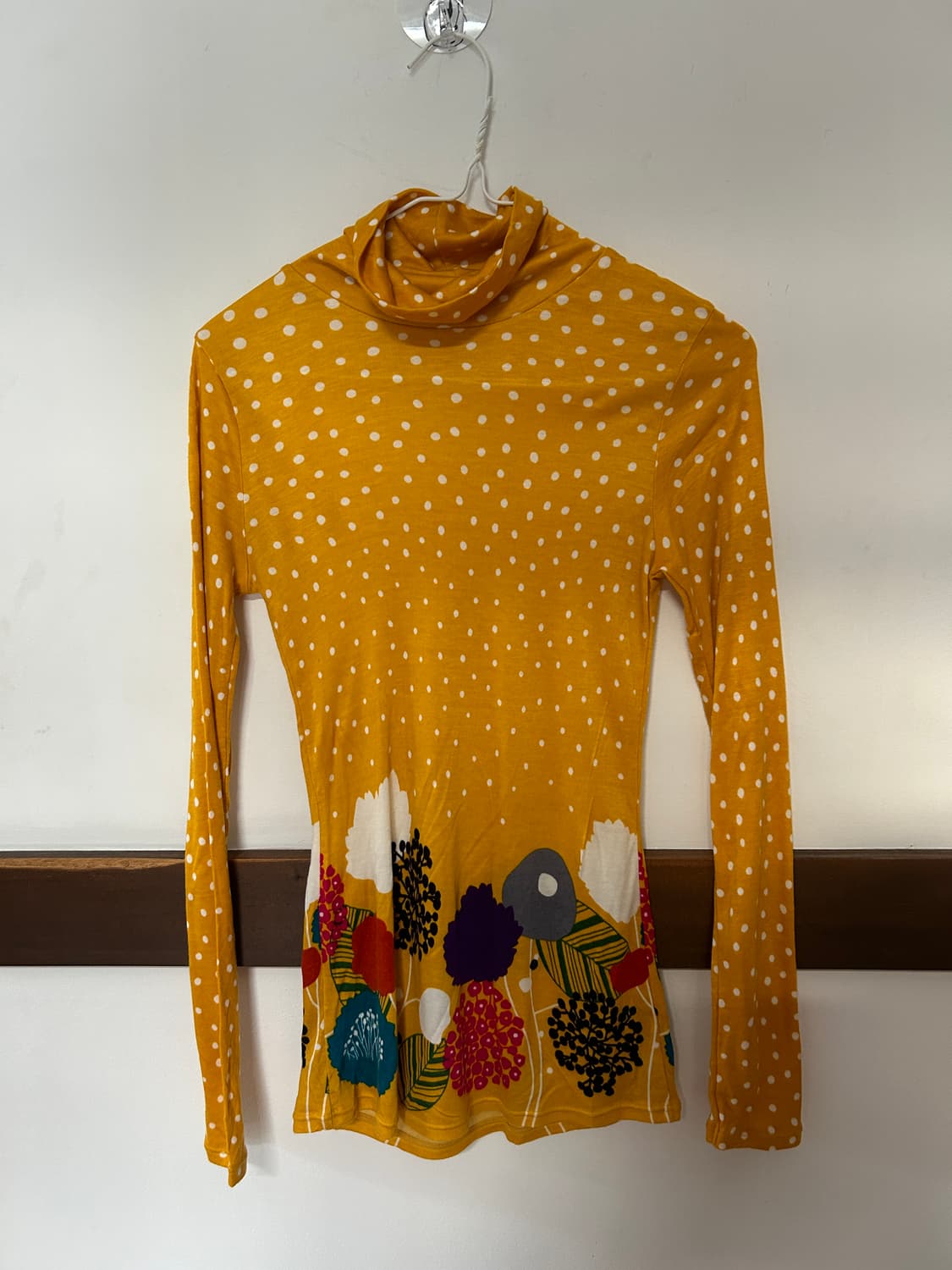 땡땡이 나뭇잎 목폴라  상품이미지1