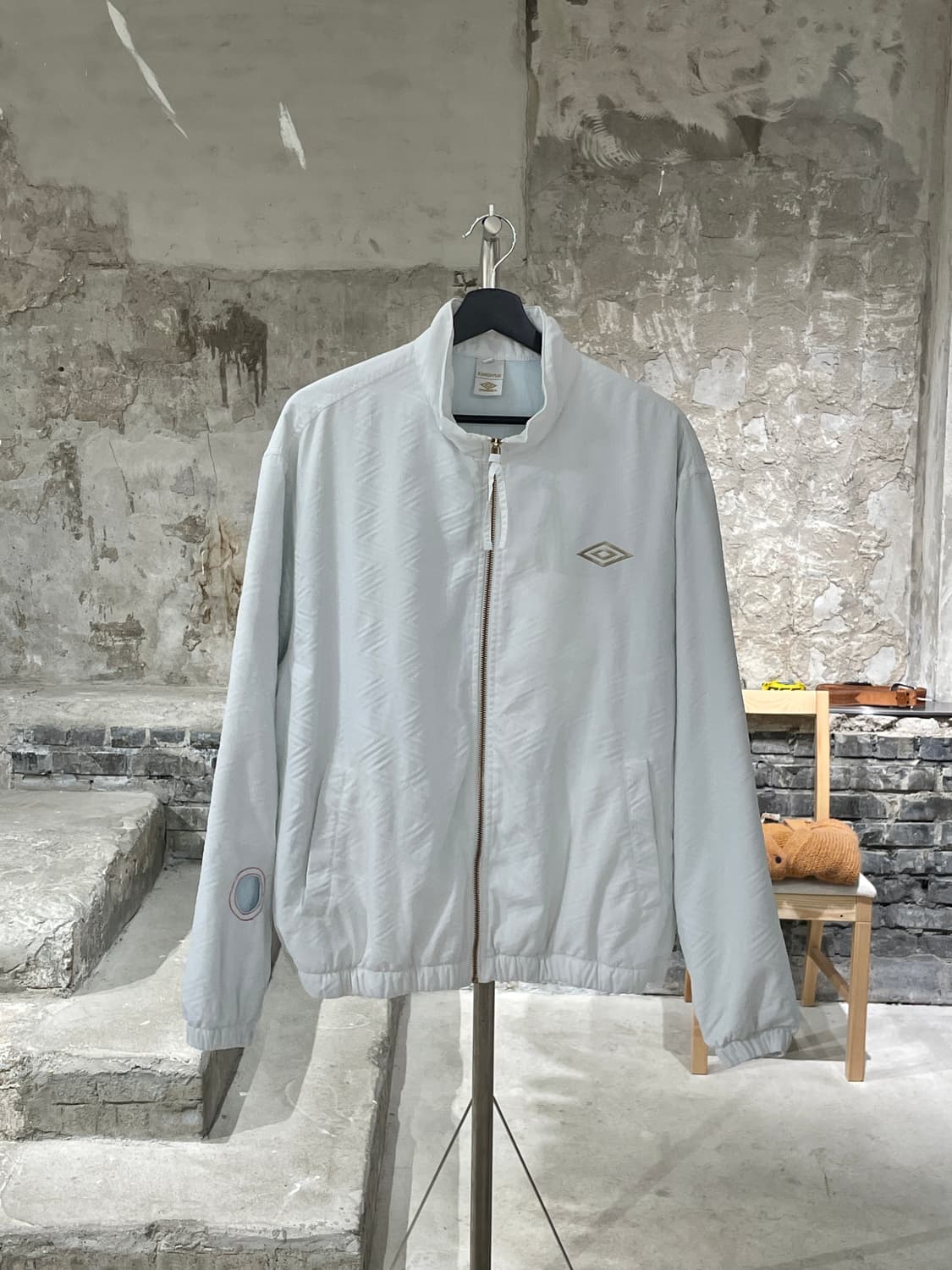 엄브로 x 강혁 화이트 마스 fc 디렉터 프로텍트 자켓 상품이미지1