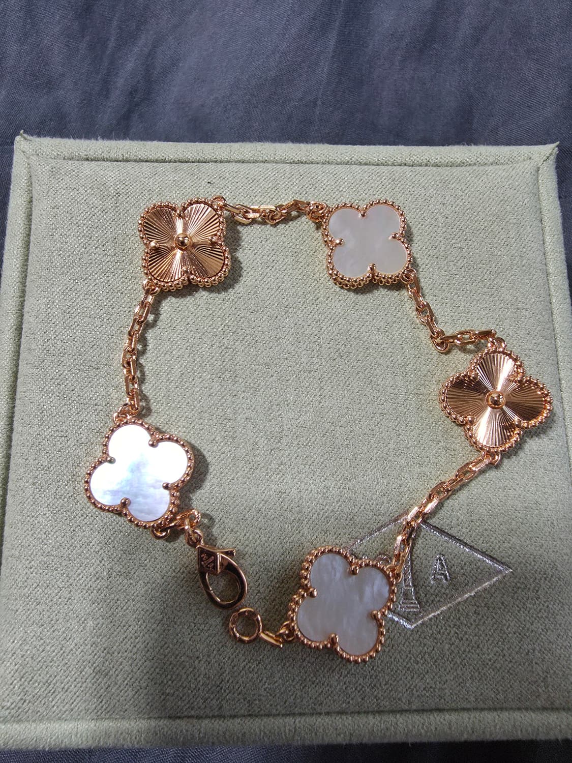 반클리프 기요세 화이트자개 퐁당팔찌입니다 상품이미지1