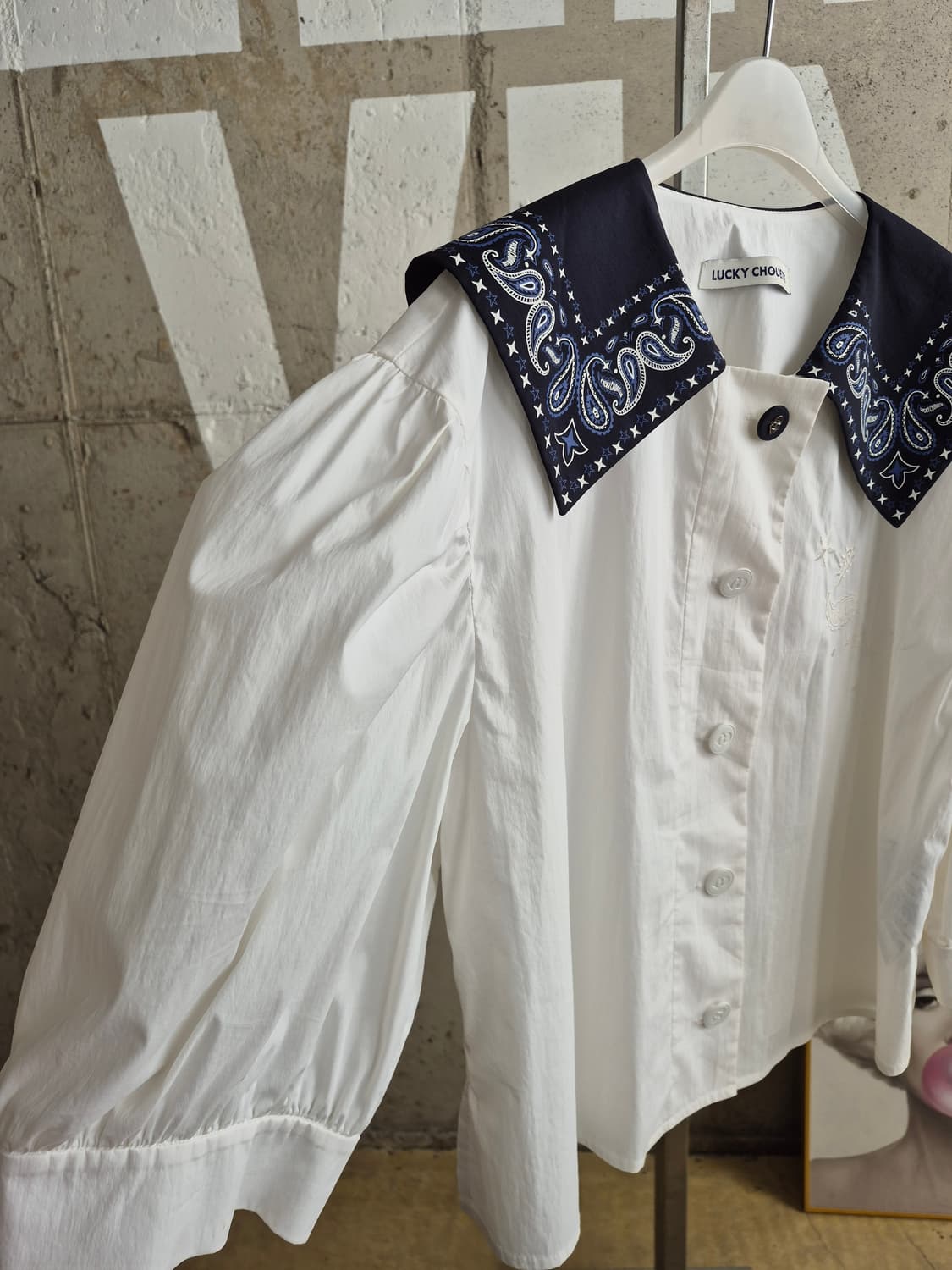 럭키슈에뜨 페이즐리 카라 화이트 블라우스 상품이미지6