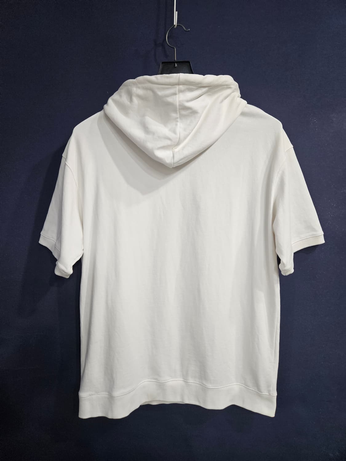 헤지스 화이트 남성 세미오버핏 100 반팔 후드티  상품이미지2