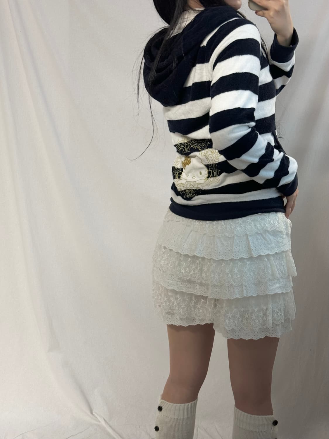 헬로키티x라디 플리스 퍼 스트라이프 패턴 자수 후디드 집업 상품이미지3