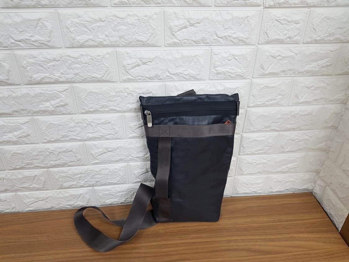 만다리나덕 남성 슬링백 (크로스백) 상품이미지1