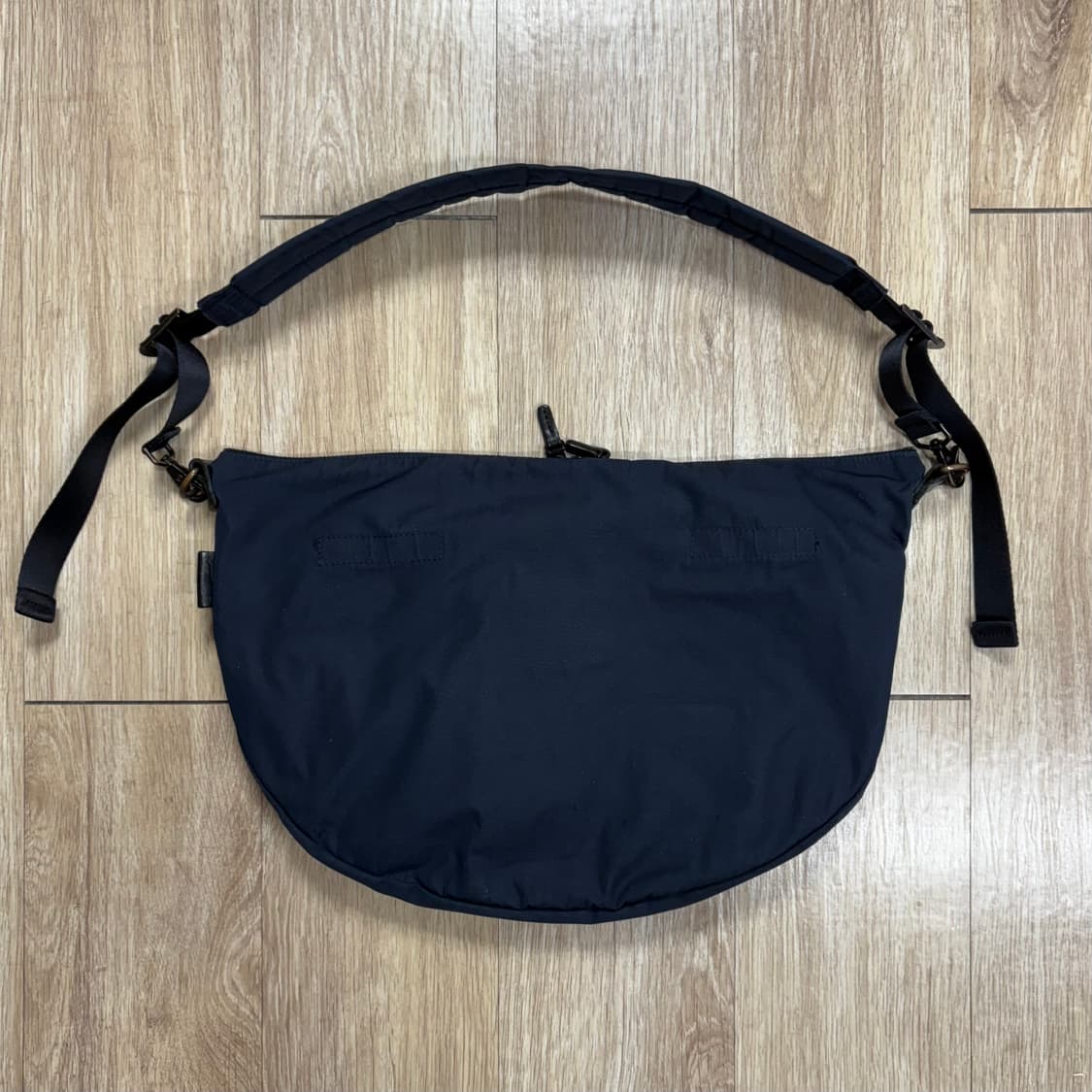 아미아칼바 바디백 네이비 상품이미지2