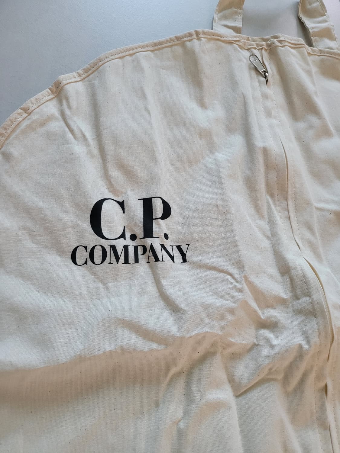 CP Company의 감성을 완성하는 마지막 조각, 프리미엄 가먼트 백 상품이미지3