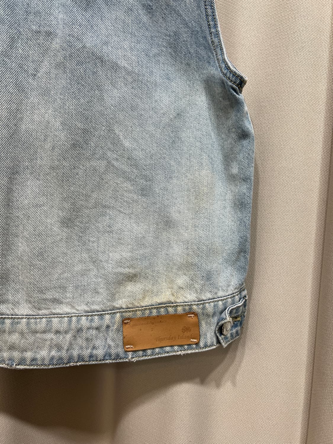 써스데이 아일랜드 그라데이션 데님 베스트 자켓 상품이미지6