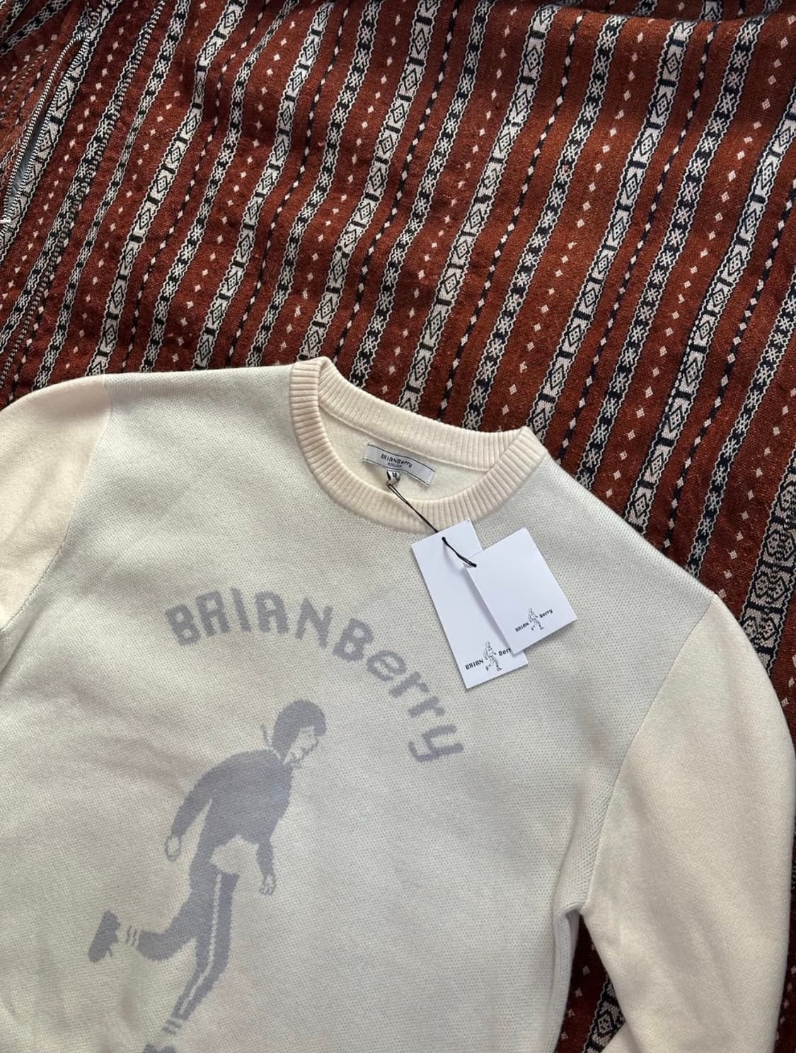 브라이언베리(BRIANBERRY) 아틀리에 그래픽 자카드 니트 - 크림 상품이미지5