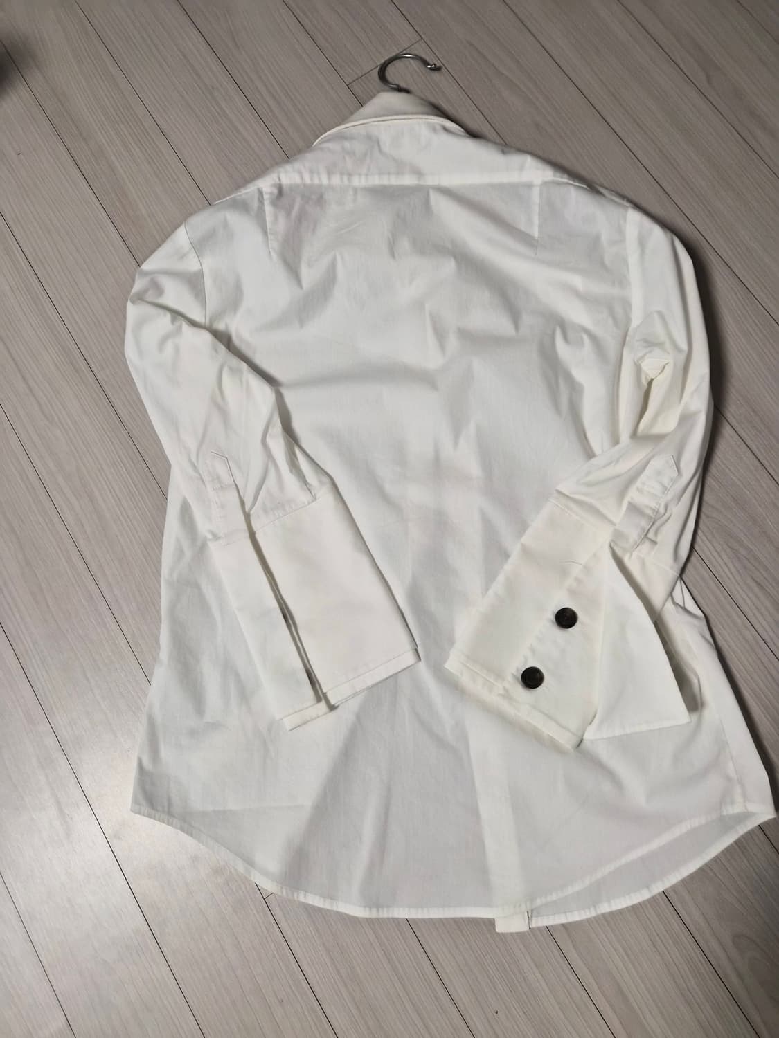 [디자이너 브랜드 NOHKE] 유니크 버튼 디테일 화이트 커프스 셔츠 상품이미지10