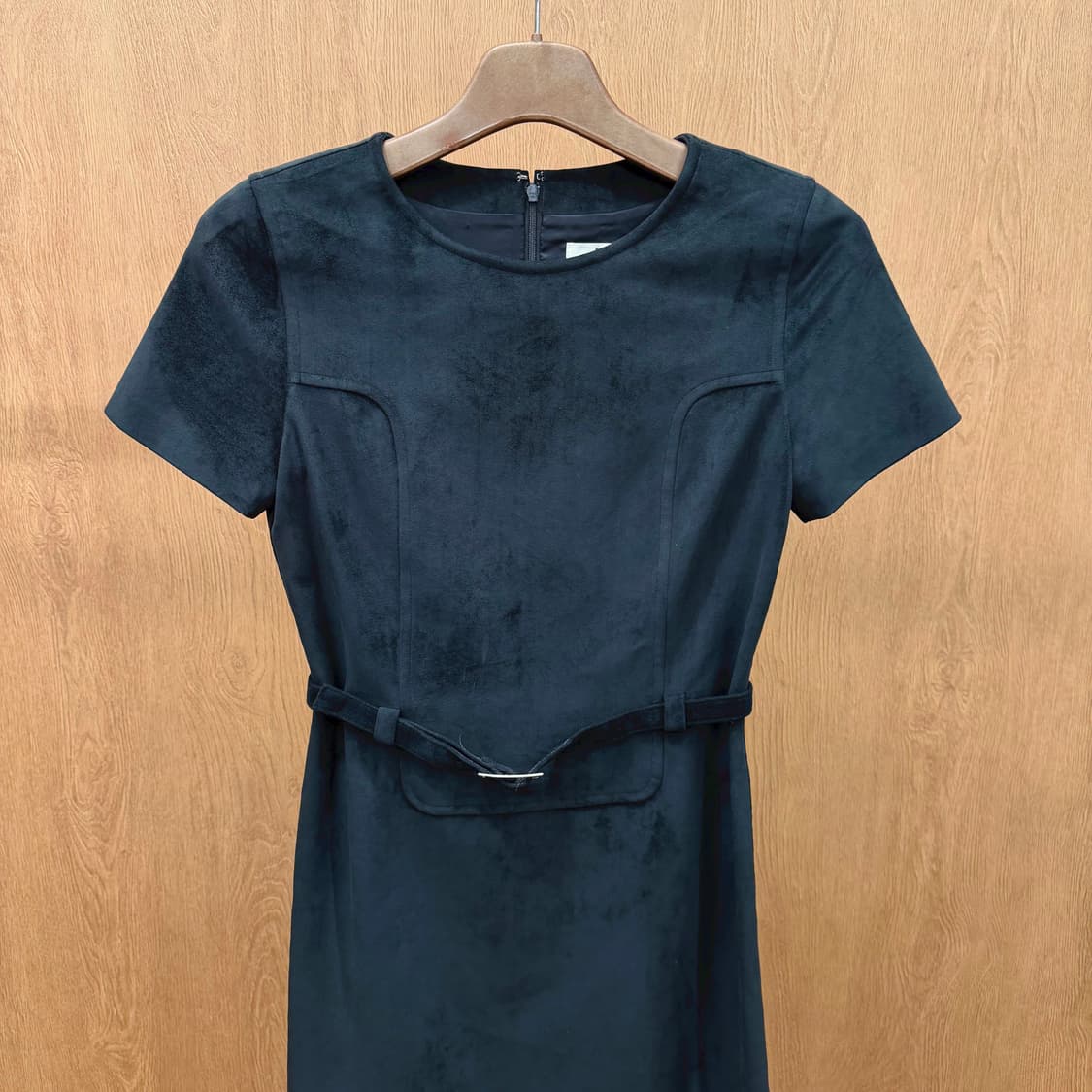 꾸레쥬 반팔 미디 원피스 벨트 포인트 라운드넥 스웨이드 디테일 블랙 상품이미지4