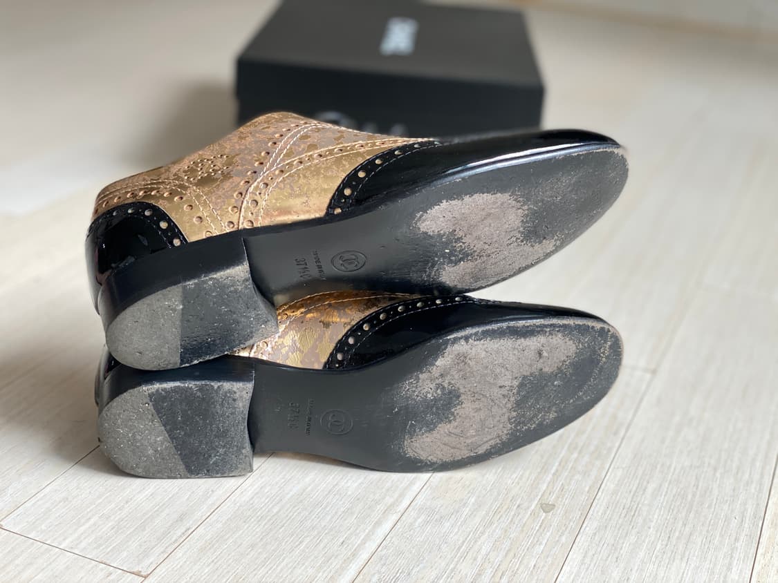 샤넬  골드&블랙 페이던트 옥스포드 슈즈. 37.5size 상품이미지8