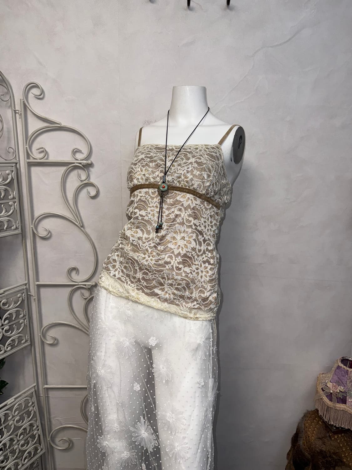 Beige oriental floral lace sleeveless 상품이미지1