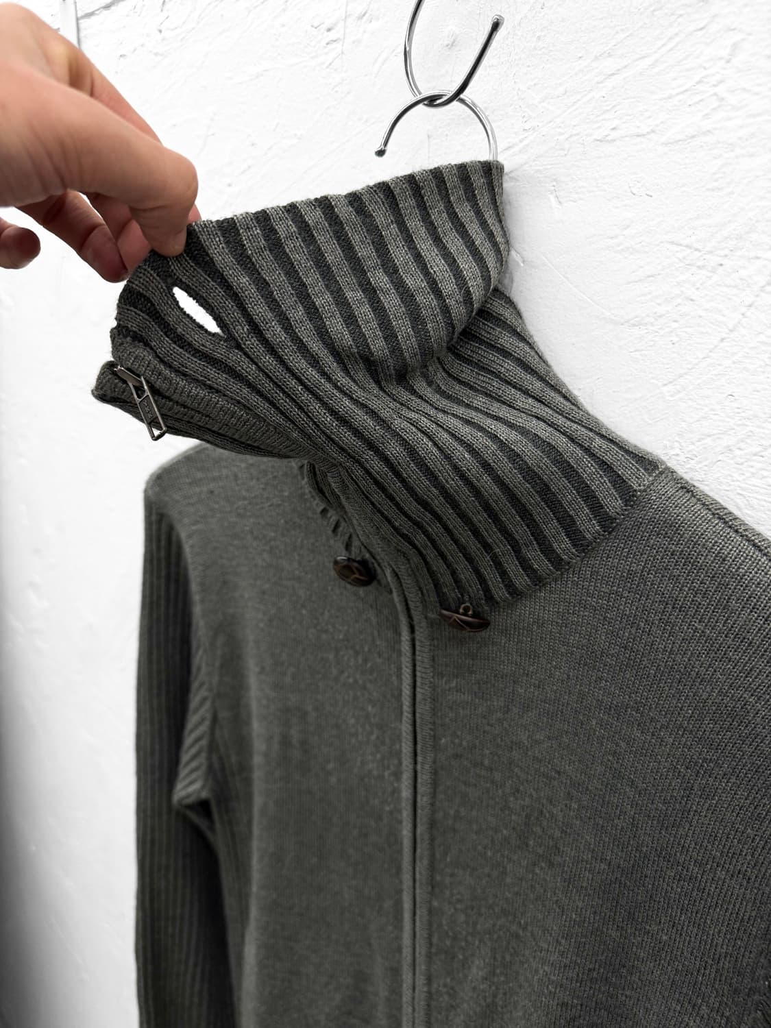 캐서린 햄넷 하이넥 투웨이 니트집업 상품이미지3