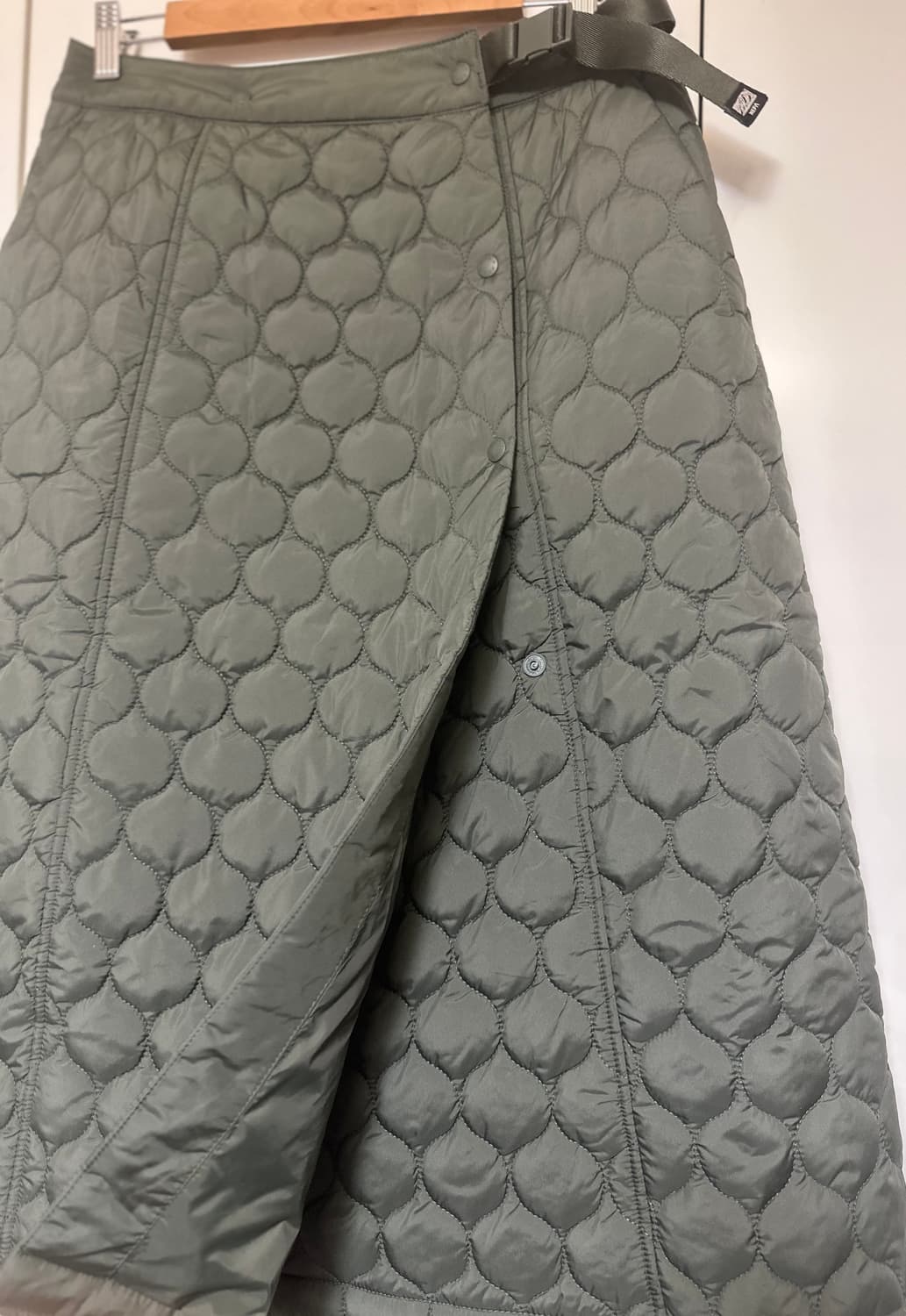 네파카키색 퀼팅 패딩랩 스커트 상품이미지2