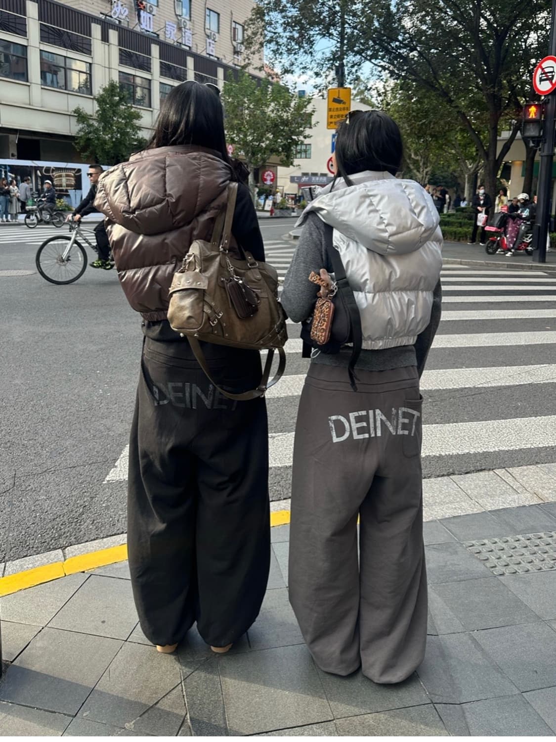 DEINET BACK LOGO SWEAT PANTS IN CHARCOAL 상품이미지1
