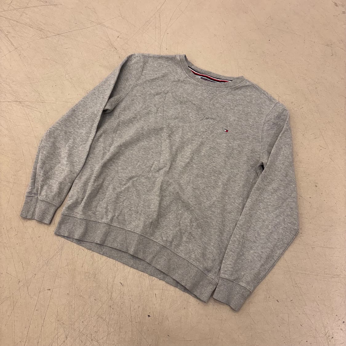 타미힐피거 스몰로고 그레이 맨투맨 상품이미지1