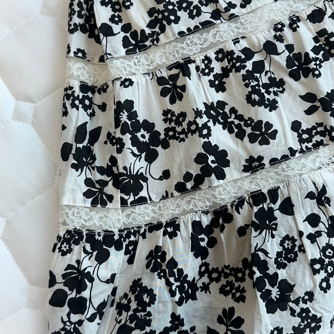 리즈리사(LIZ LISA) 블랙 플라워 셔링 원피스 상품이미지2