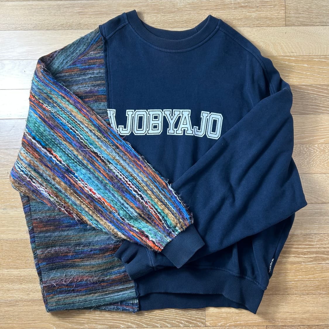 Ajobyajo 아조바이아조 유니크 패치워크 맨투맨 상품이미지1