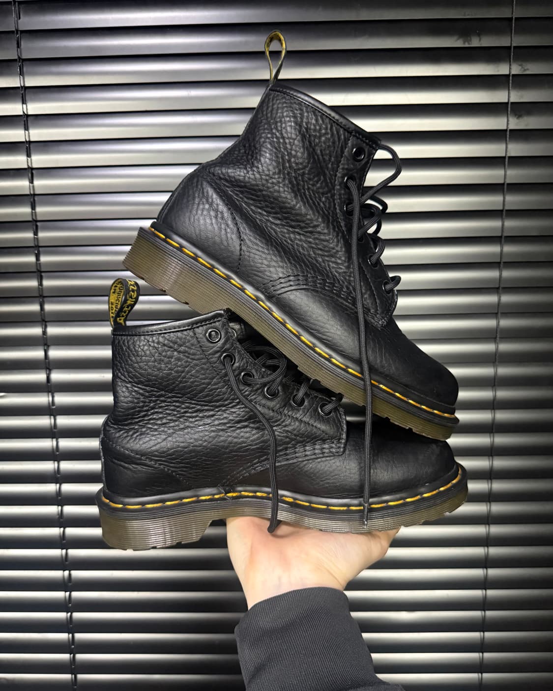 닥터마틴 101 6홀 가죽 부츠 레더 240 무광 빈티지 uk5 블랙 상품이미지3