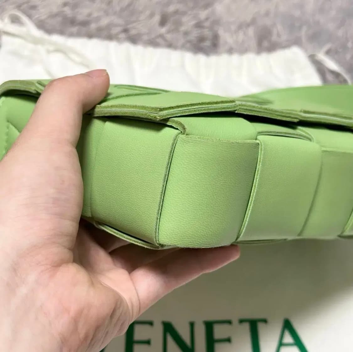 [풀구성] 보테가베네타 램스킨 카세트백 미듐 연두 상품이미지6