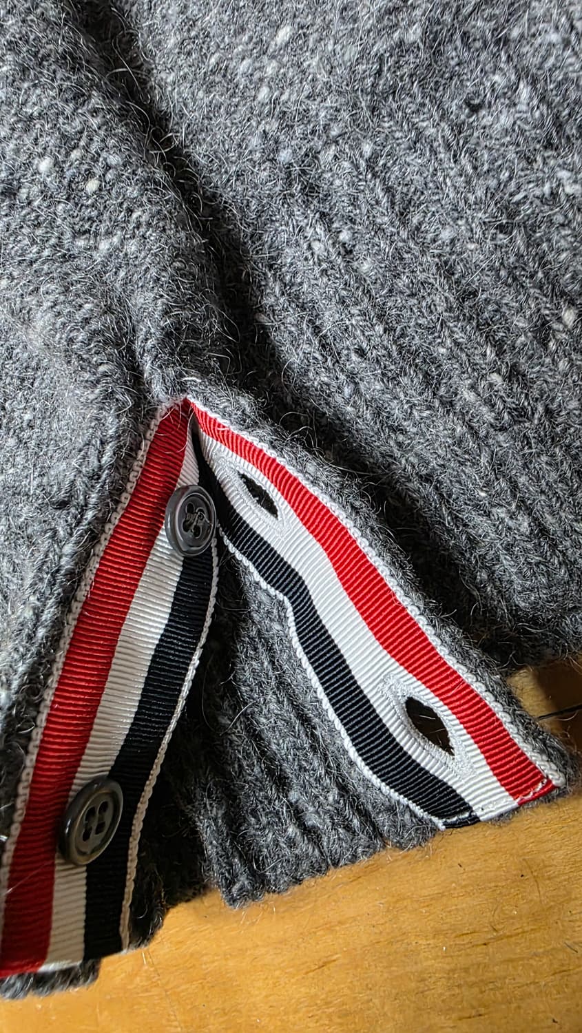 [4,새상품급]톰브라운 리버스 사선 가디건 상품이미지9