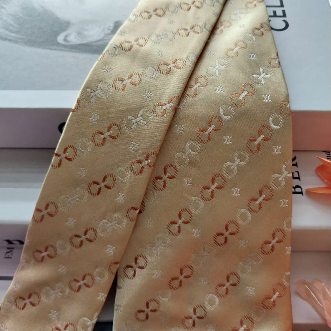 셀린느 실크 옐로우 트리오페 넥타이 9.4cm A+등급 K1420
 상품이미지4