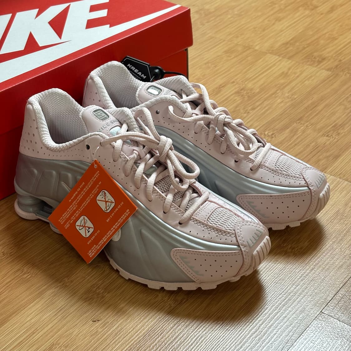 (새상품)나이키 샥스R4 W 핑크 235 - 베얼리 로즈:메탈릭 플래티넘 상품이미지3