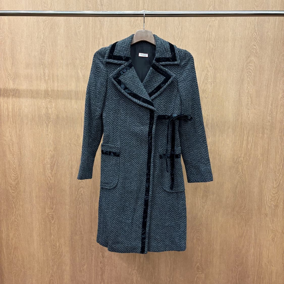 막스앤코 롱 헤링본 코트 노치드 라펠 벨벳 배색 디테일 차콜 상품이미지2