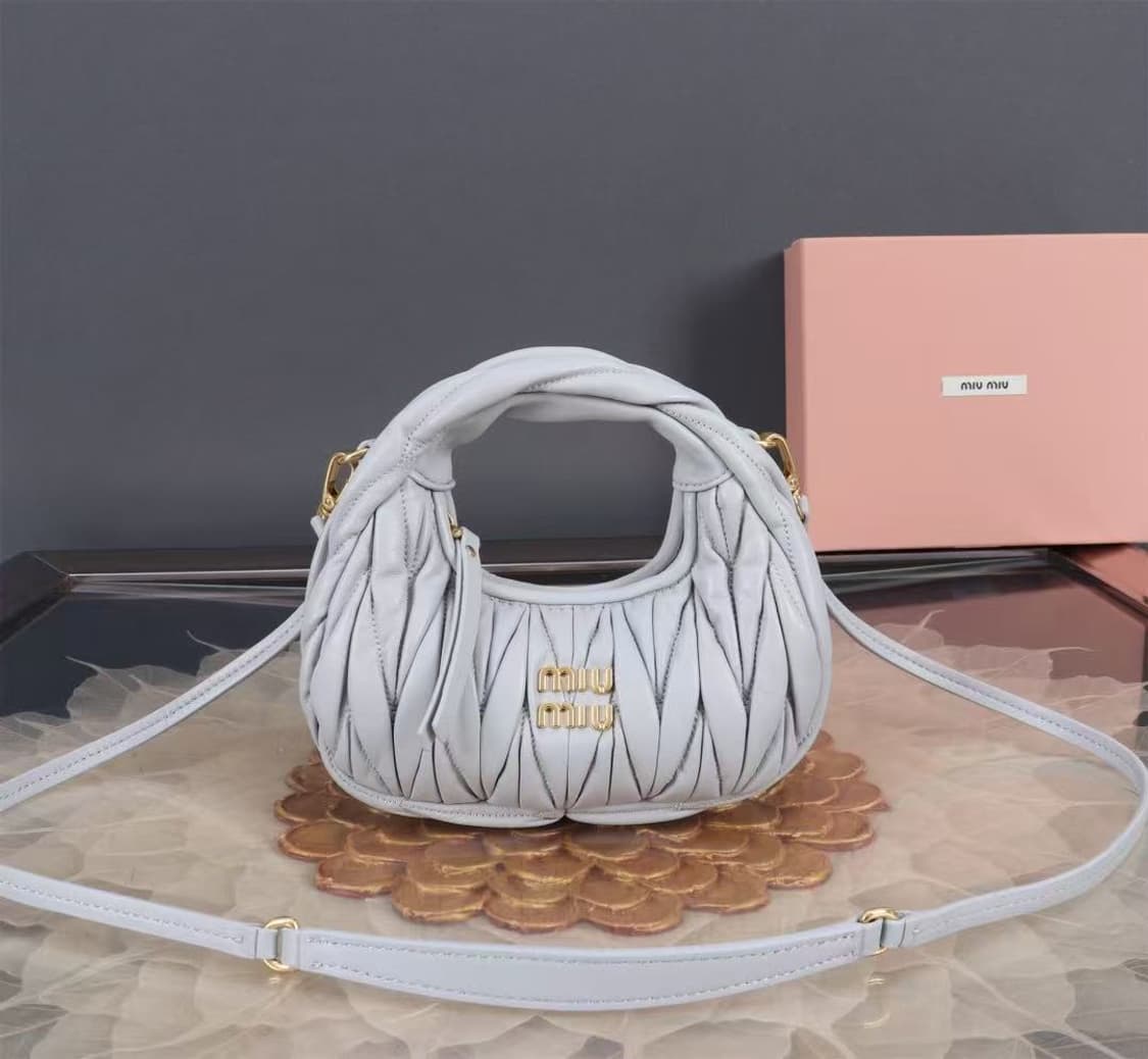 미우 미우 완더 마테라쎄 나파 레더 호보 미니백 콘플라워 상품이미지1