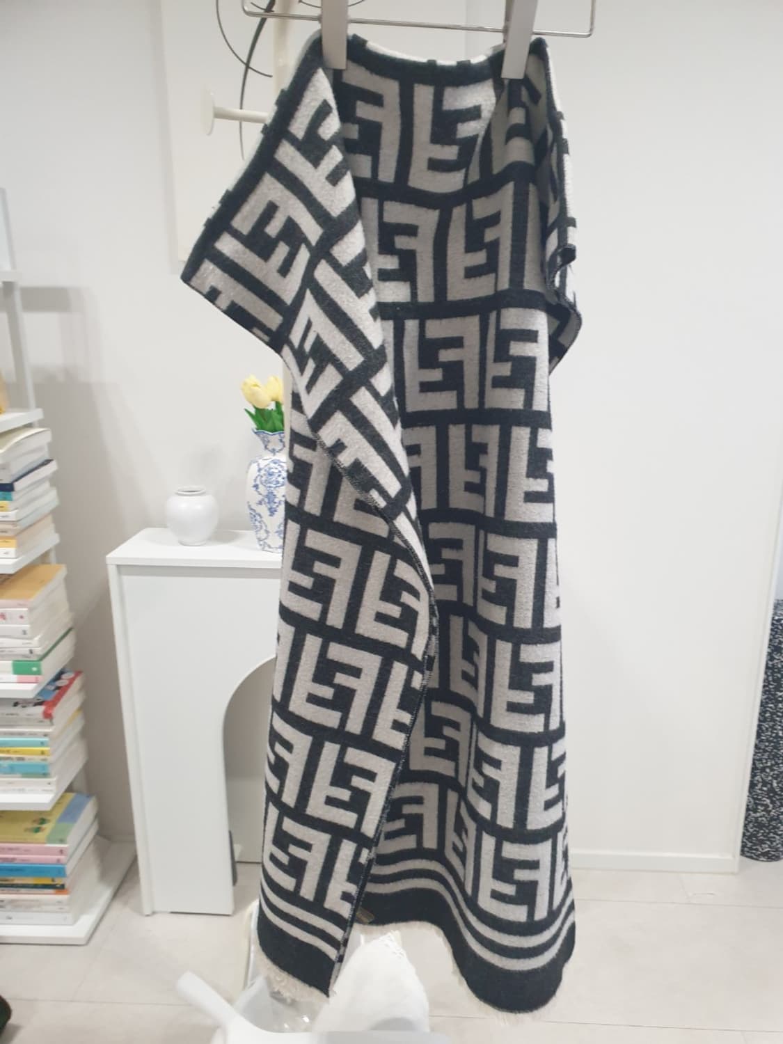 펜디 캐시미어 머플러 겸 숄 상품이미지1