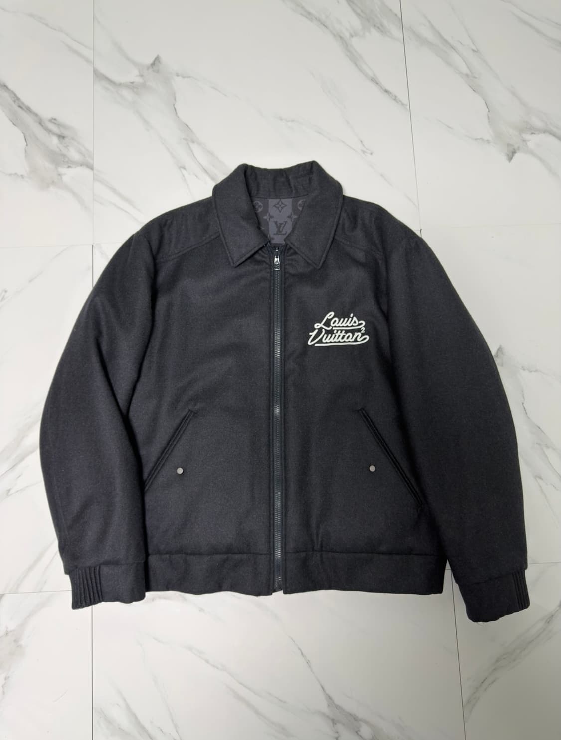 루이비통 x 니고 모노그램 리버서블 캐시미어 봄버 자켓 52 상품이미지1