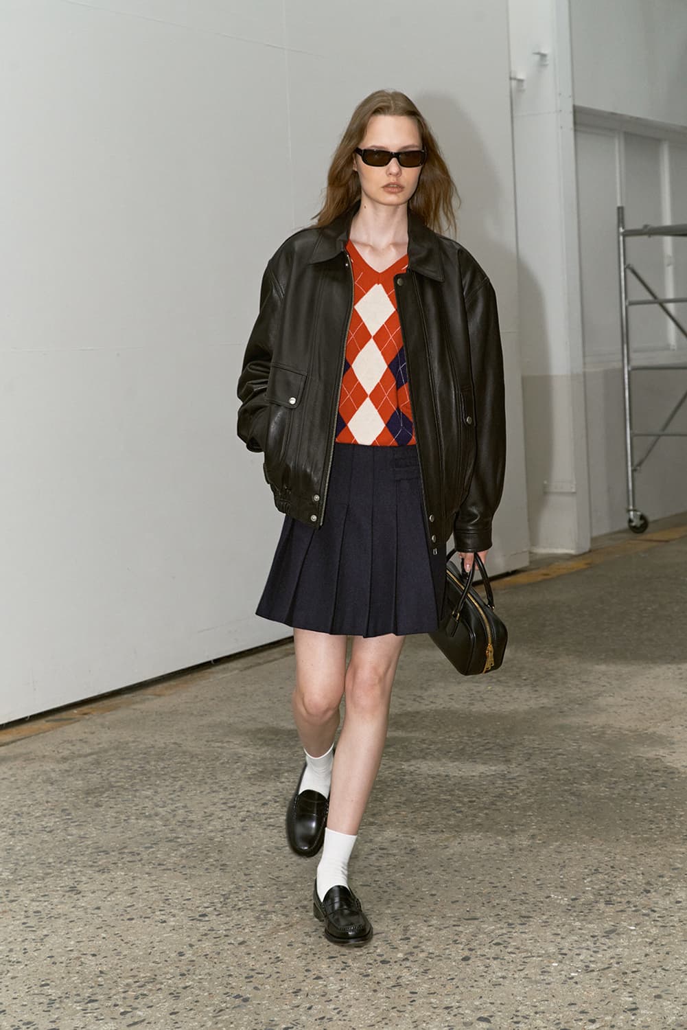 던스트 버클 플리츠 스커트 솔리드 네이비 상품이미지3