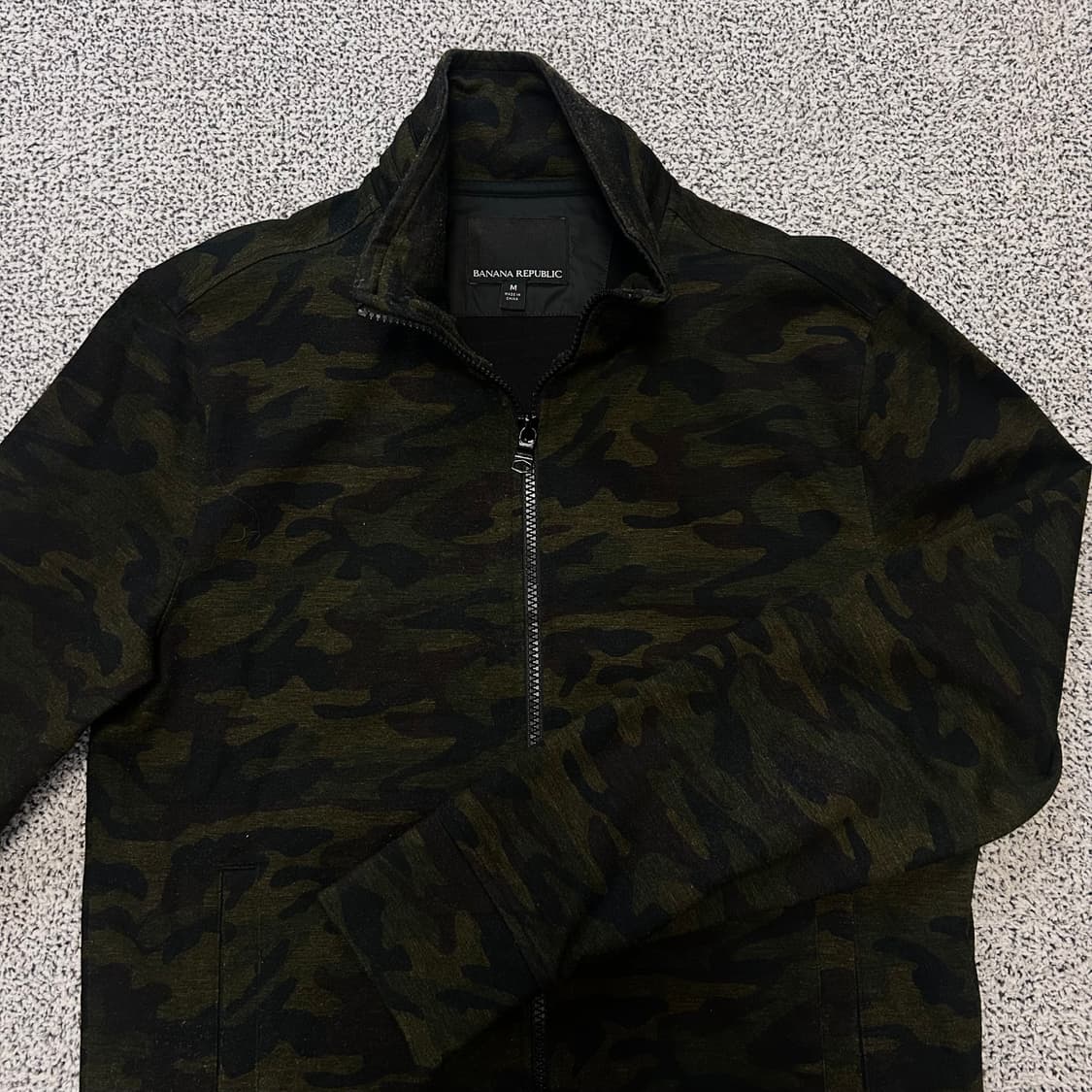 Banana Republic Dark Camo Zip-up Jacket. 상품이미지3