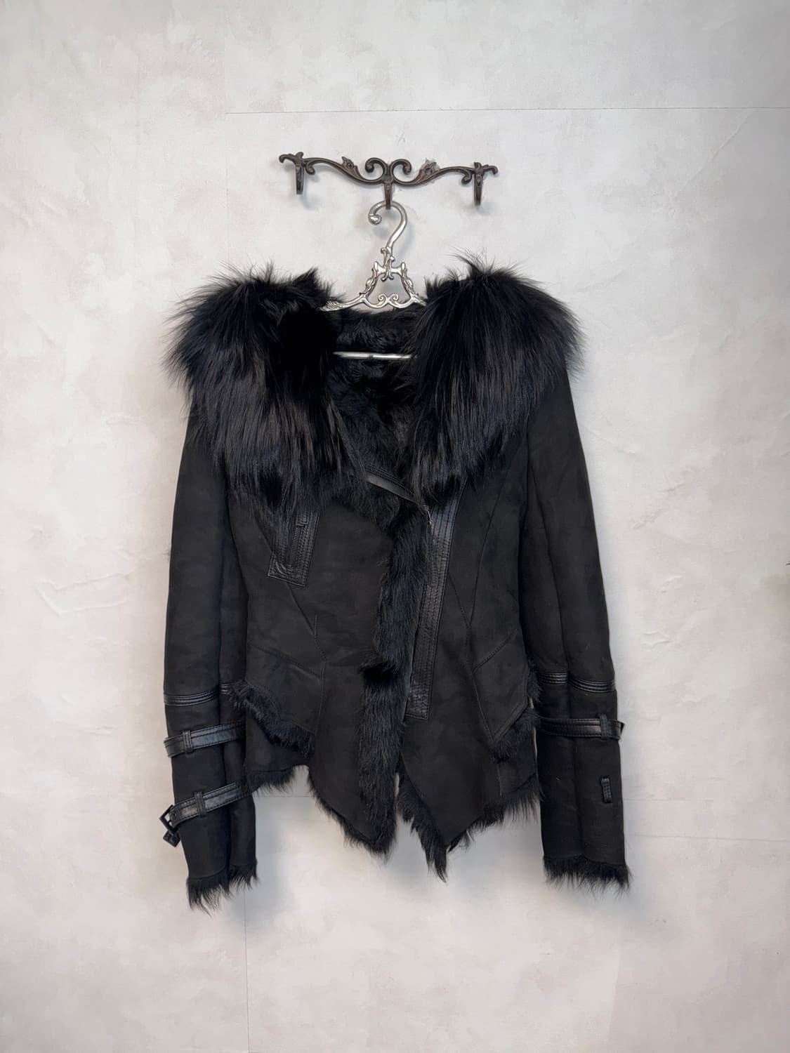 Black lamb skin buckled fur hood mustang 상품이미지1