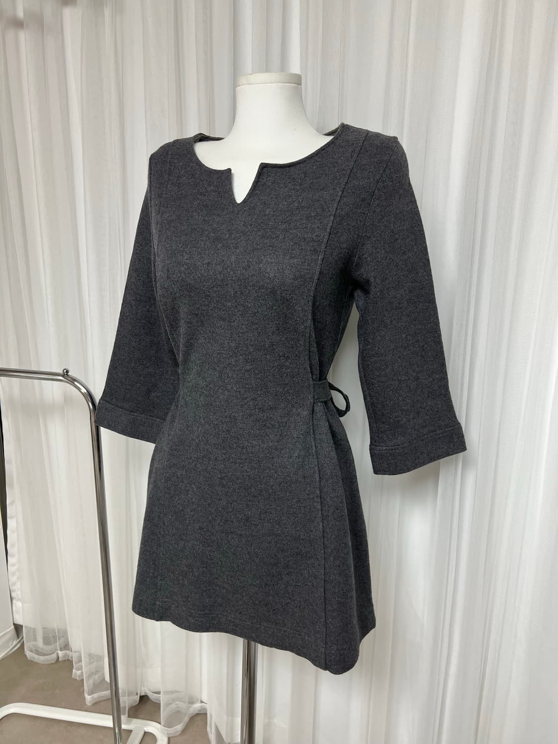 차콜 롱 슬리브 뒷리본 벨트 원피스 상품이미지1