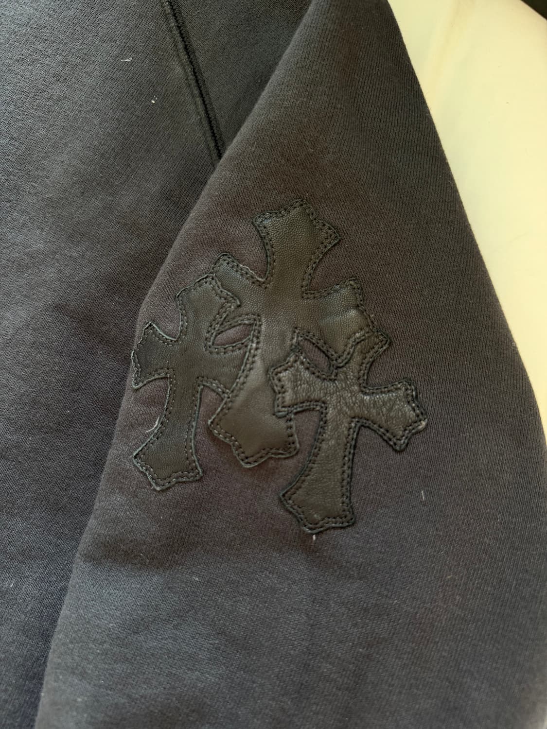 [XL] 크롬하츠 레더 패치 맨투맨 블랙 상품이미지8