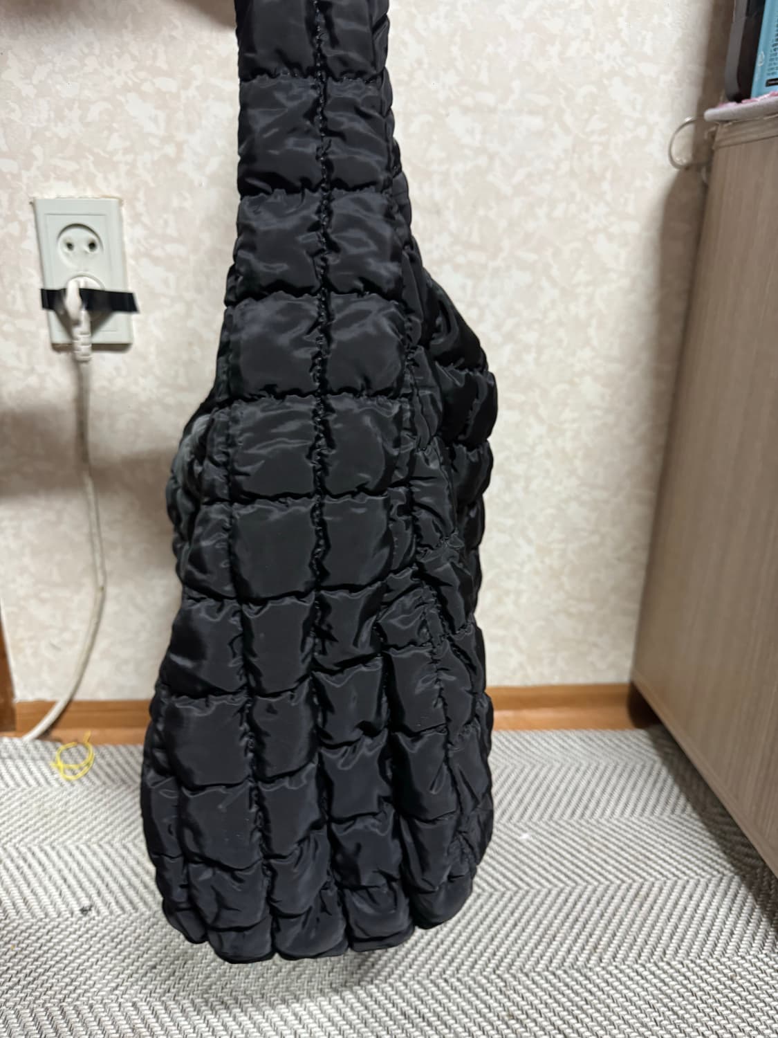 COS 코스 퀼팅 오버사이즈 숄더백 블랙 상품이미지6