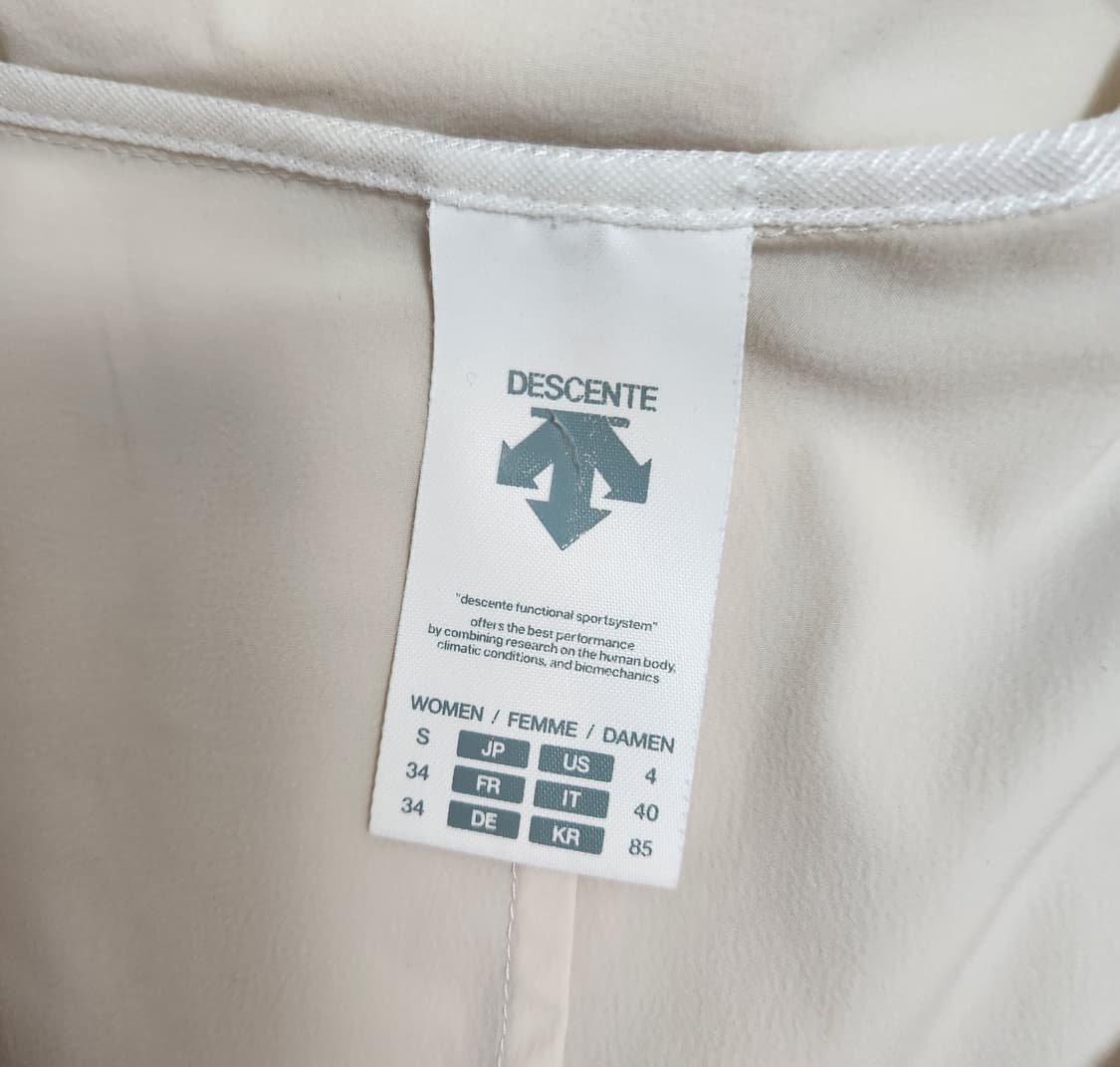 데상트 경량 트레이닝 후드집업 상품이미지3