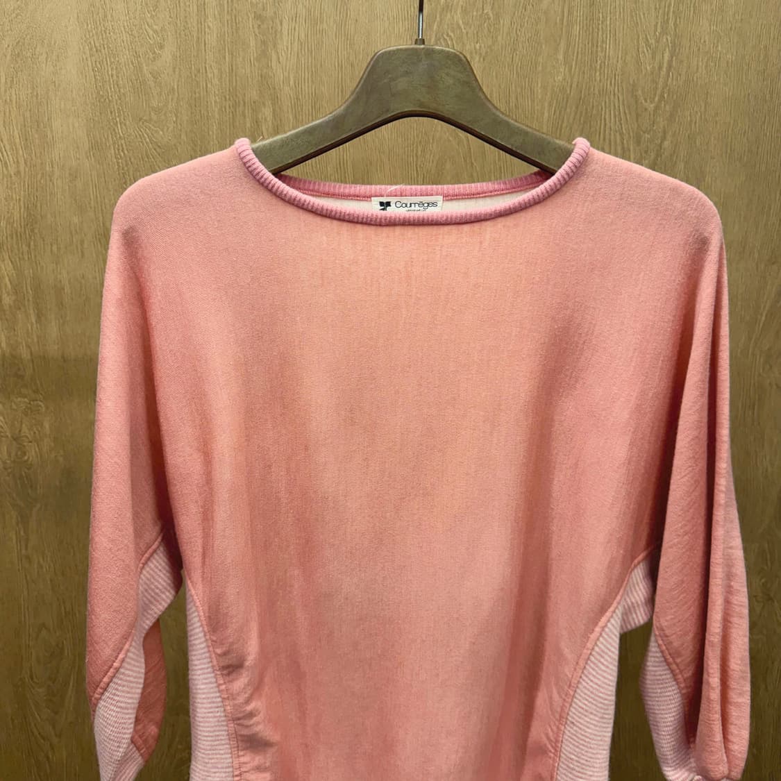 꾸레쥬 라운드넥 니트 스트라이프 배색 패널 디테일 루즈핏 핑크 상품이미지4