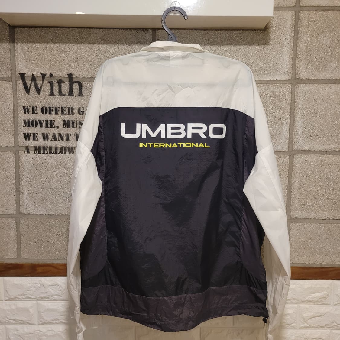 엄브로 백로고 경량 바람막이 95 상품이미지2