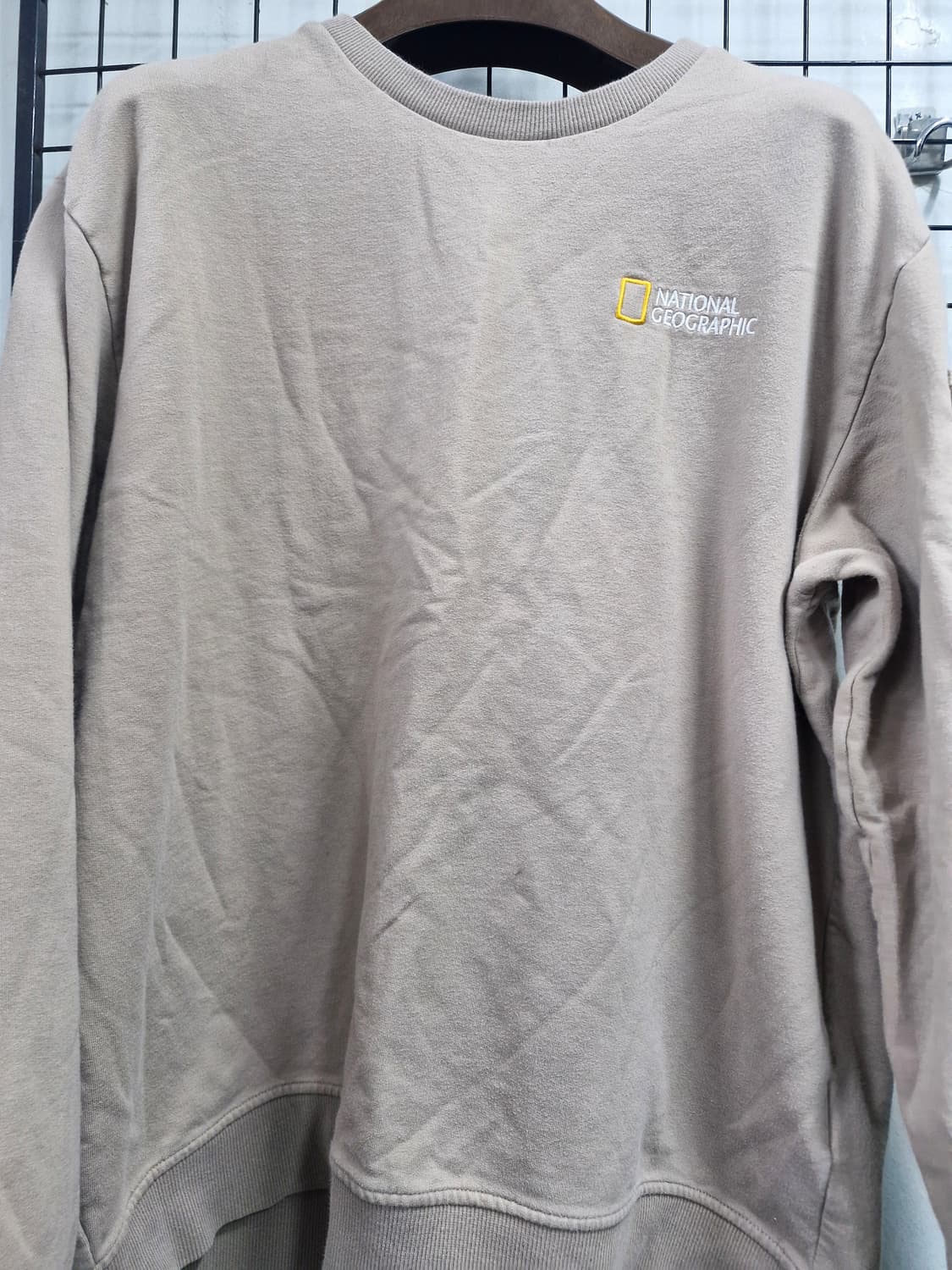 110XXL 내셔널지오그래픽 베이지 맨투맨. 상품이미지5