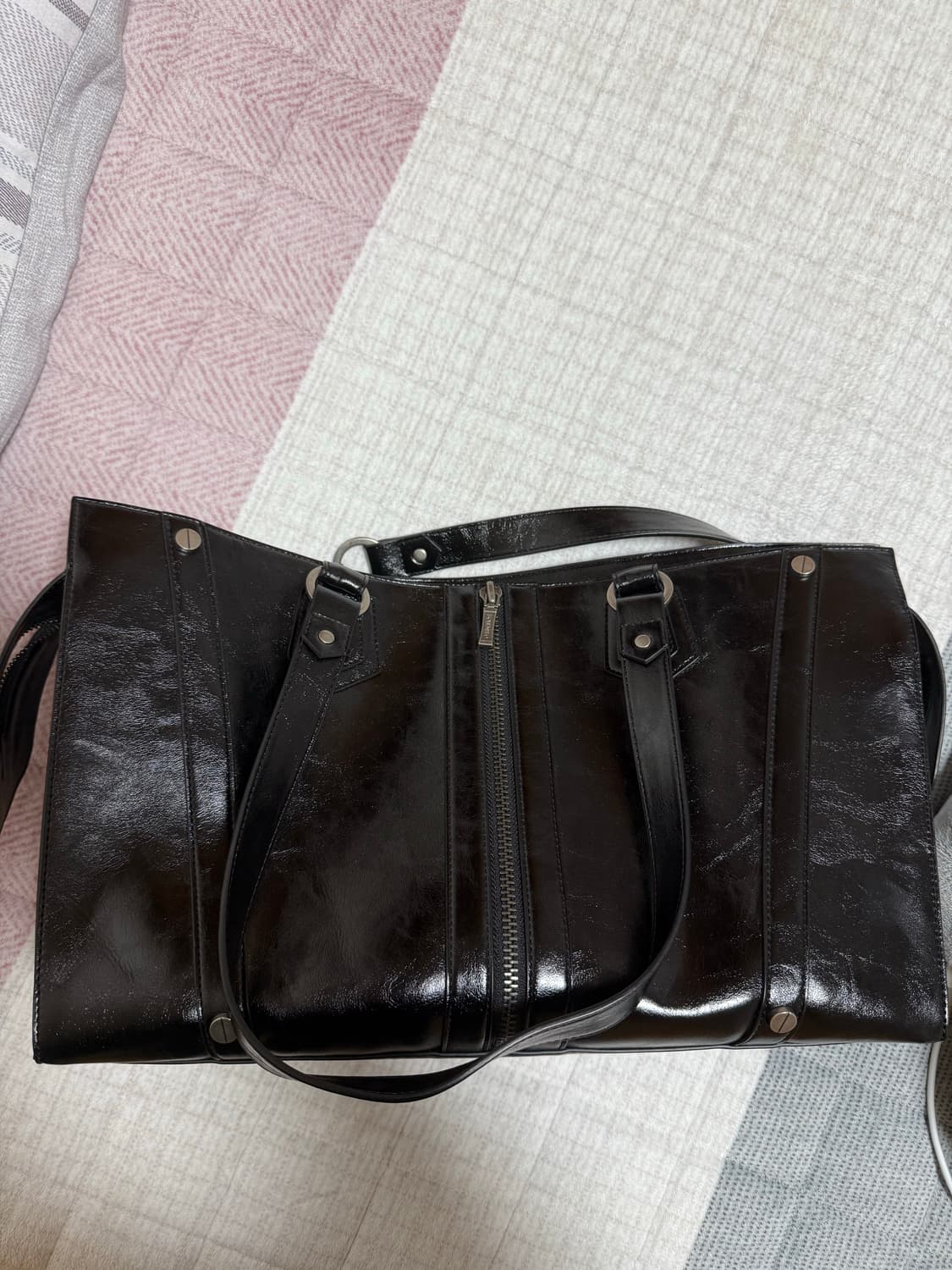 보헤미안 서울 지퍼 디테일 숄더백 글로시 가방 상품이미지2