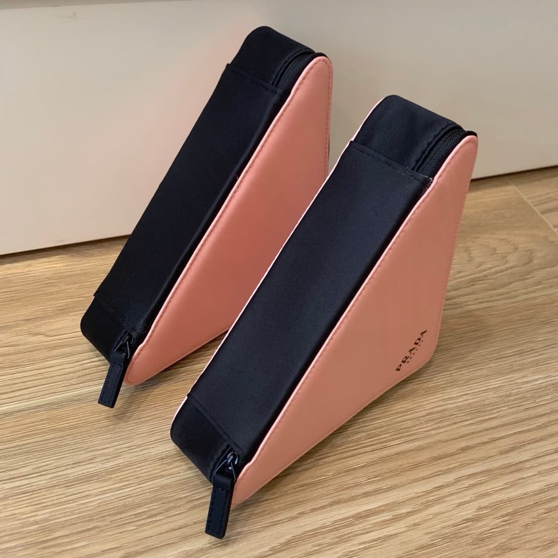 프라다뷰티 핑크 삼각파우치 상품이미지2