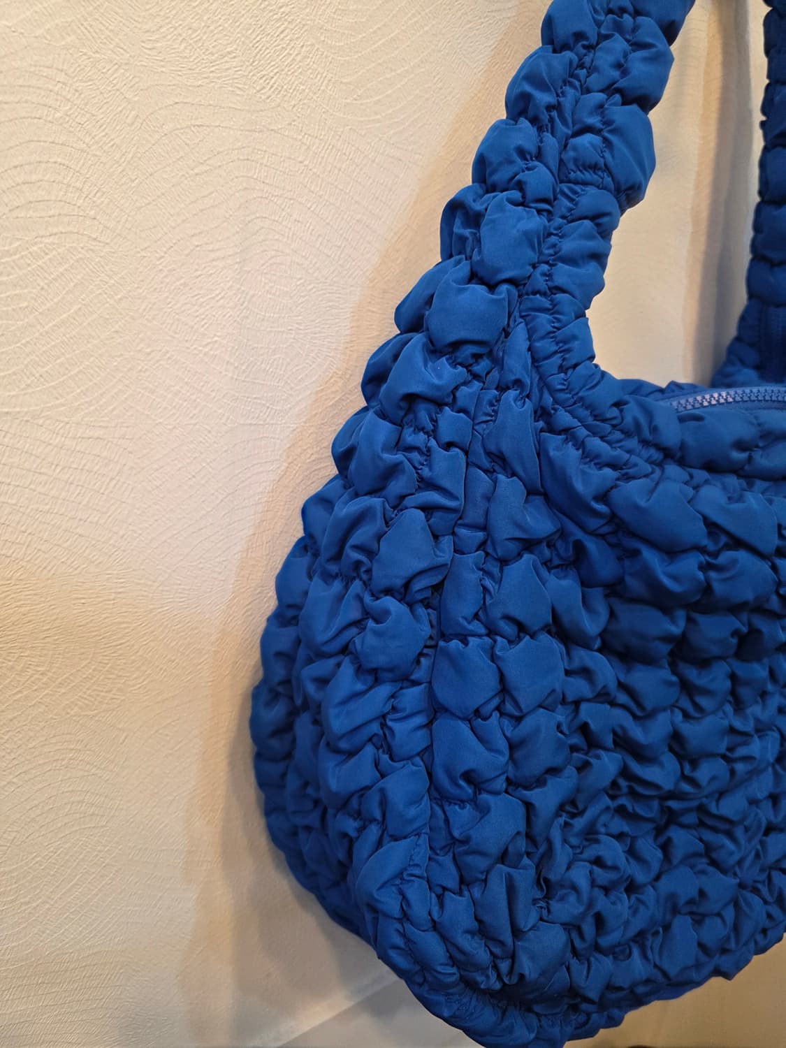 코스 오버사이즈 퀼티드 크로스바디백 블루 상품이미지3