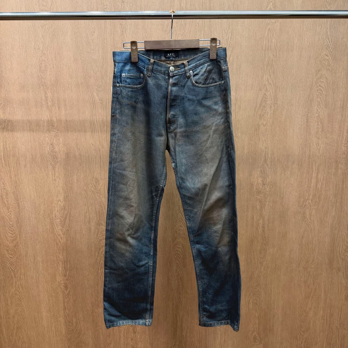 아페쎄 스트레이트핏 더티워싱 데님 팬츠 백포켓 로고 단추 디테일 진청 상품이미지2