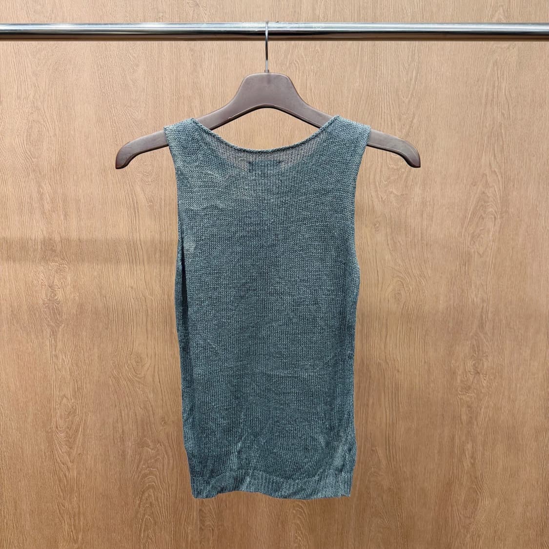 띠어리 라운드넥 슬리브리스 니트 무지 시어 텍스처 디테일 슬림핏 카키 상품이미지3