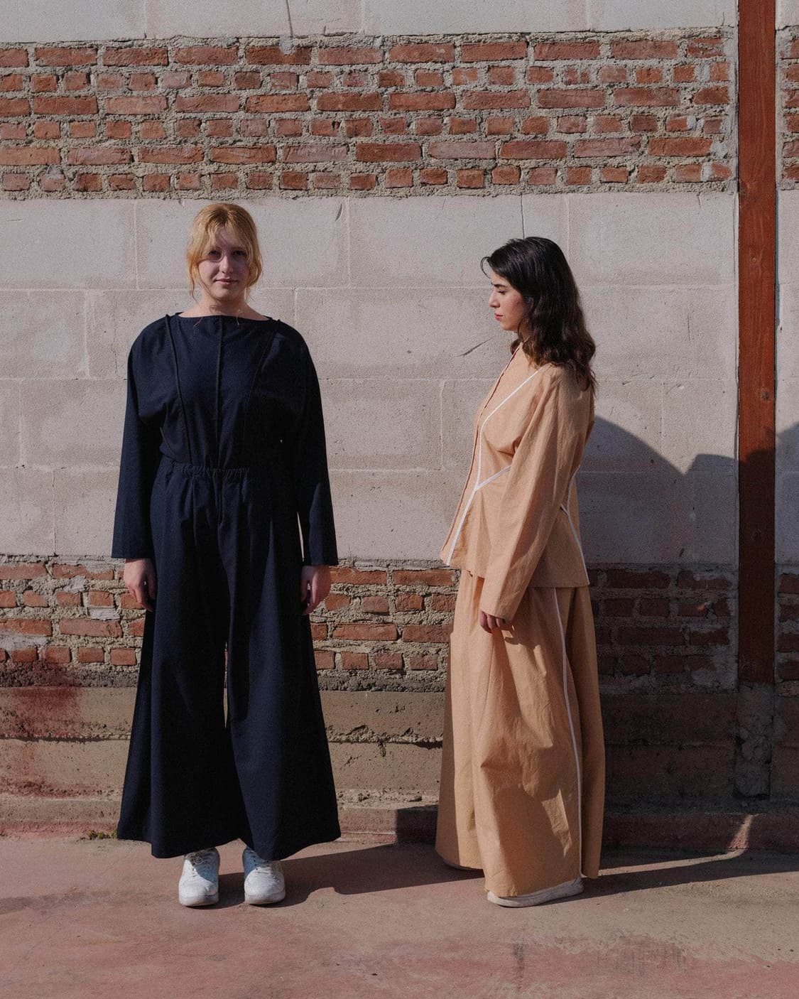 [XS,S,M]베이스레인지 25fw Nika 롱 슬리브리스 탑/네이비 상품이미지7