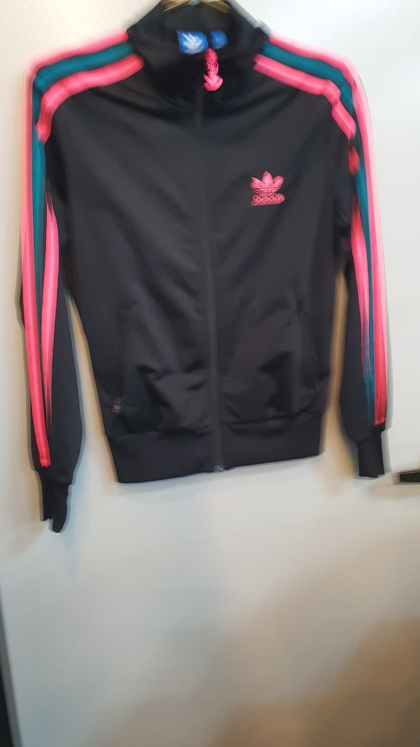 블랙 색상 아디다스 져지 상의입니다. 핑크, 민트 조합의 삼선이 유니크한 상품이미지2
