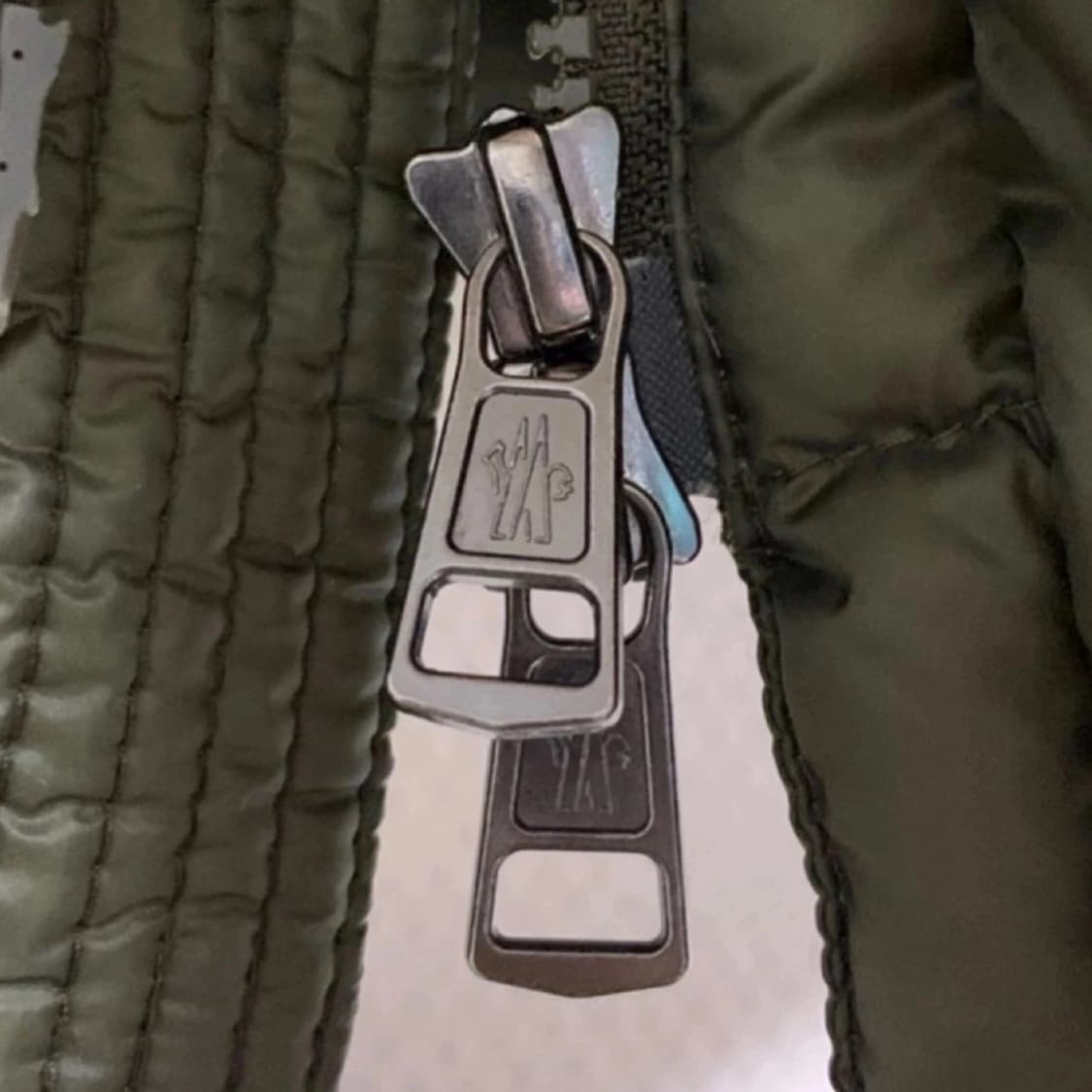 몽클레어 플루톤 카키 후드 경량패딩 2사이즈 상품이미지7