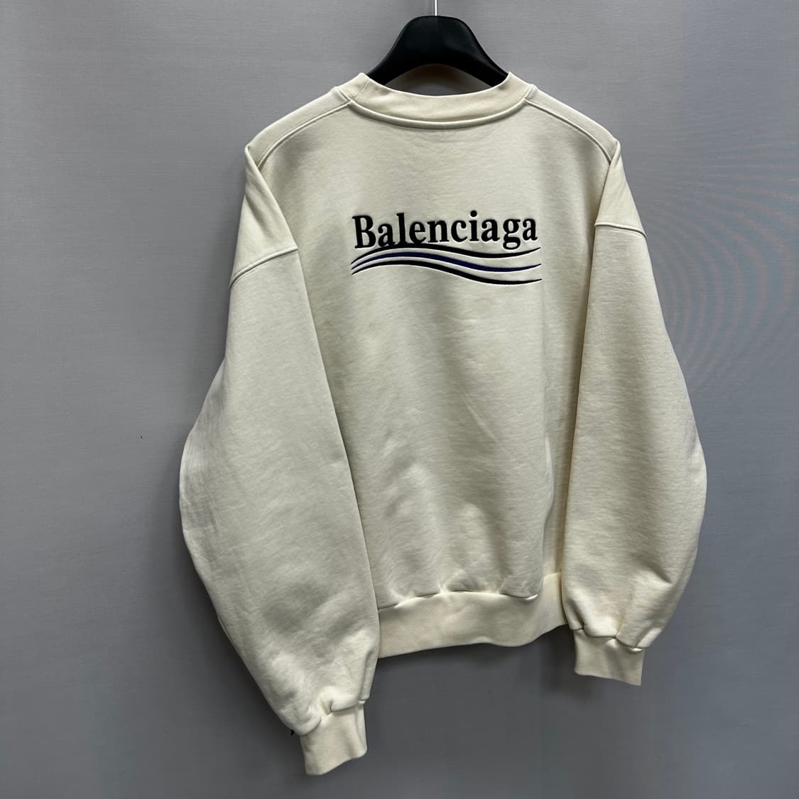 발렌시아가 웨이브로고 자수 맨투맨(크롭핏) 상품이미지2